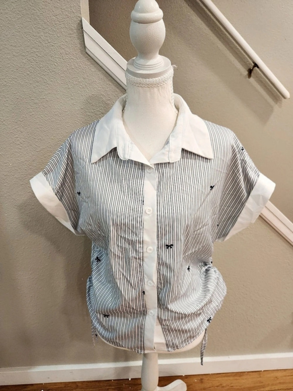 SHEIN Striped Button Down Top in White & Blue Size Medium Like New